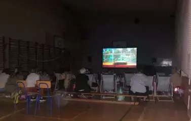 Seans kinowy na sali gimnastycznej