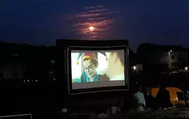 Seans w Orzechu, w tle księżyc na niebie