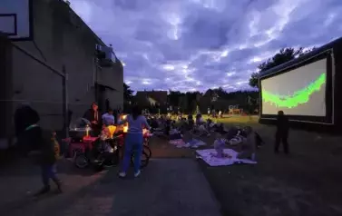 Kino w Nowym Chechle na boisku