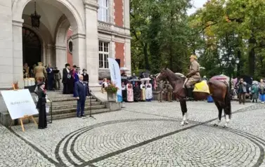 Jeździec składa w&oacute;jtowi raport