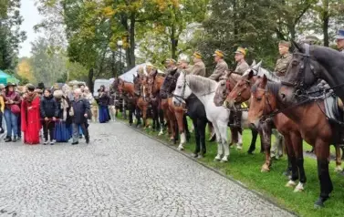 Jeźdźcy przed Pałacem Kawalera