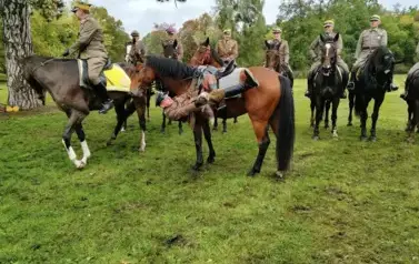 Kr&oacute;l polowania na koniu otrzymuje puchar