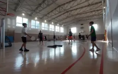 Uczniowie Szkoły Podstawowej w Nowym Chechle podczas gry w Speed-balla