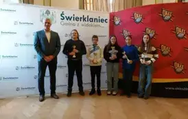 Mistrzowie gminnej ligi pływackiej nagrodzeni 8