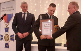 Chwila wręczenia nagrody na scenie