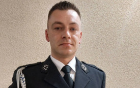 Alan Coder ze statuetką i dyplomem