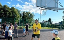 Piknik w Orzechu - część sportowa, rzucanie do kosza