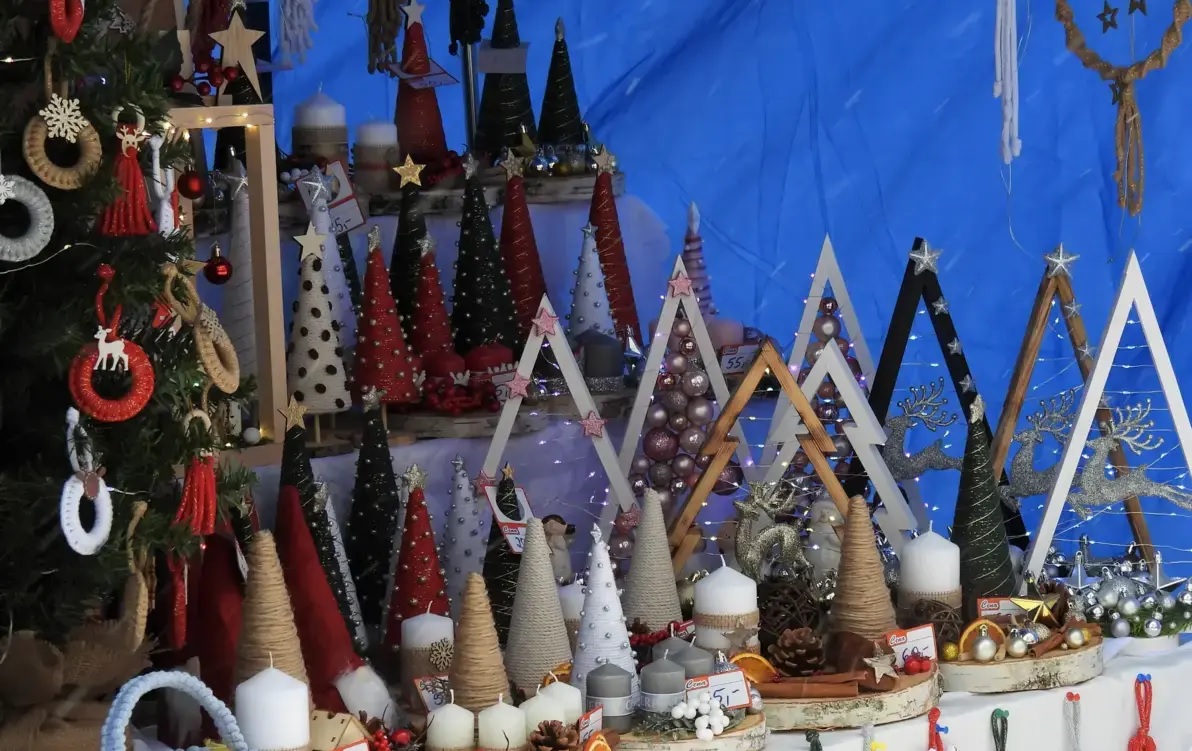 Ozdoby świąteczne podczas jarmarku
