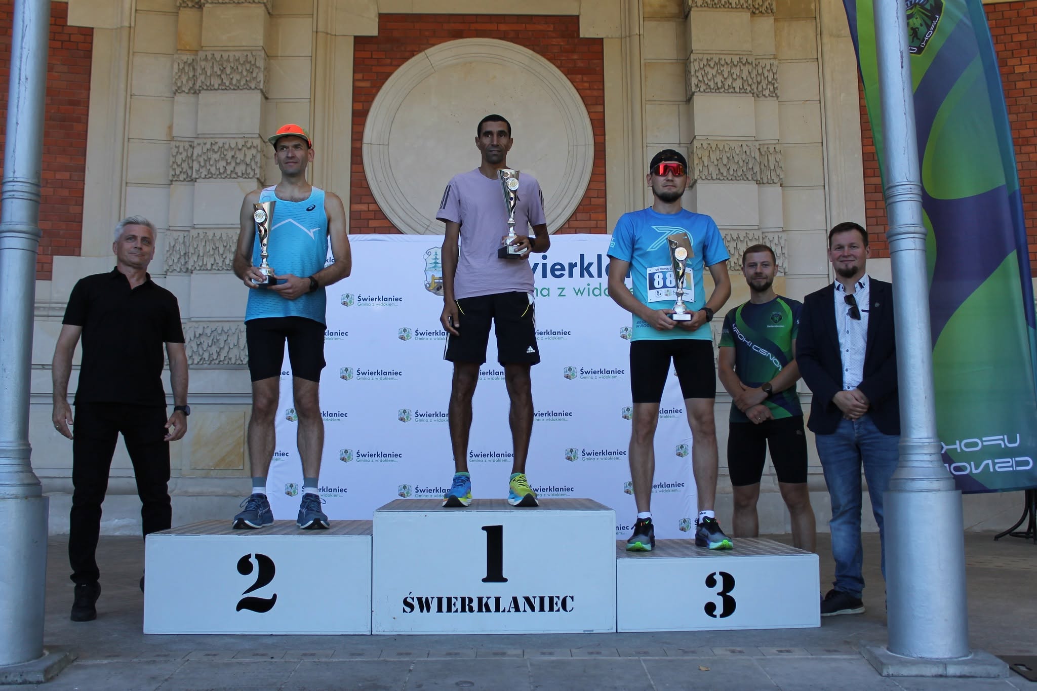 Najlepsi zawodnicy biegu na&nbsp;podium z&nbsp;puchrami