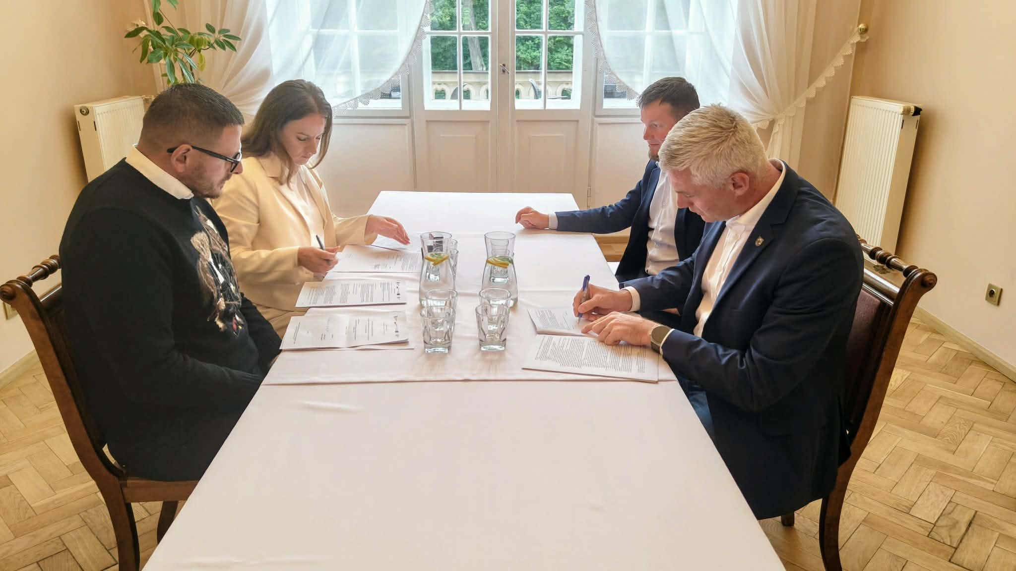 Moment podpisania umowy przez strony w&nbsp;Pałacu Kawalera