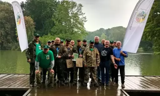 Zdjęcie grupowe na tle stawu