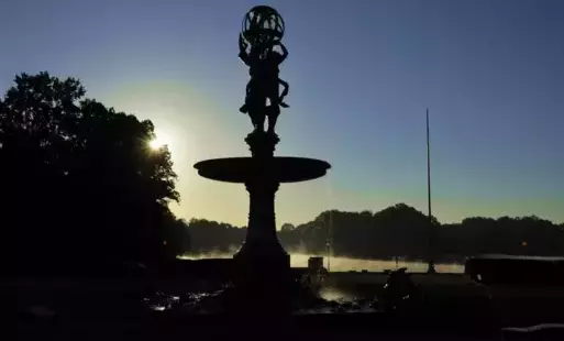 Fontanna 'Trzy Gracje' w parku w Świerklańcu na tle wschodu słońca. Autorka Anna Kubik