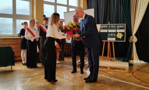 Gratulacje pani dyrektor składa wójt