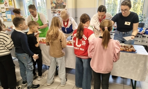 Koło Gospodyń Wiejskich z Nowego Chechła podczas rozdawania pączków