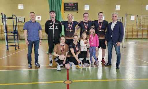 zwycięska drużyna wiosennego turnieju siatkówki 