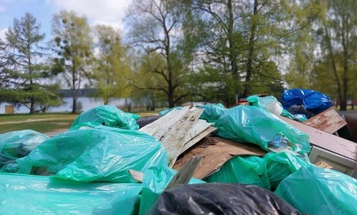 góra smieci nad Zalewem Nakło-Chechło
