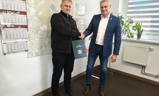 Po podpisaniu umowy - zdjęcie wójta z wykonawcą