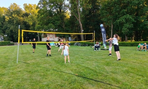 Gra w siatkówkę podczas dnia młodzieży w świerklanieckim parku