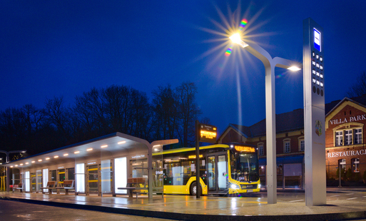 Żółty autobus na dworcu w Świerklańcu w deszczowej pogodzie i wieczornej porze